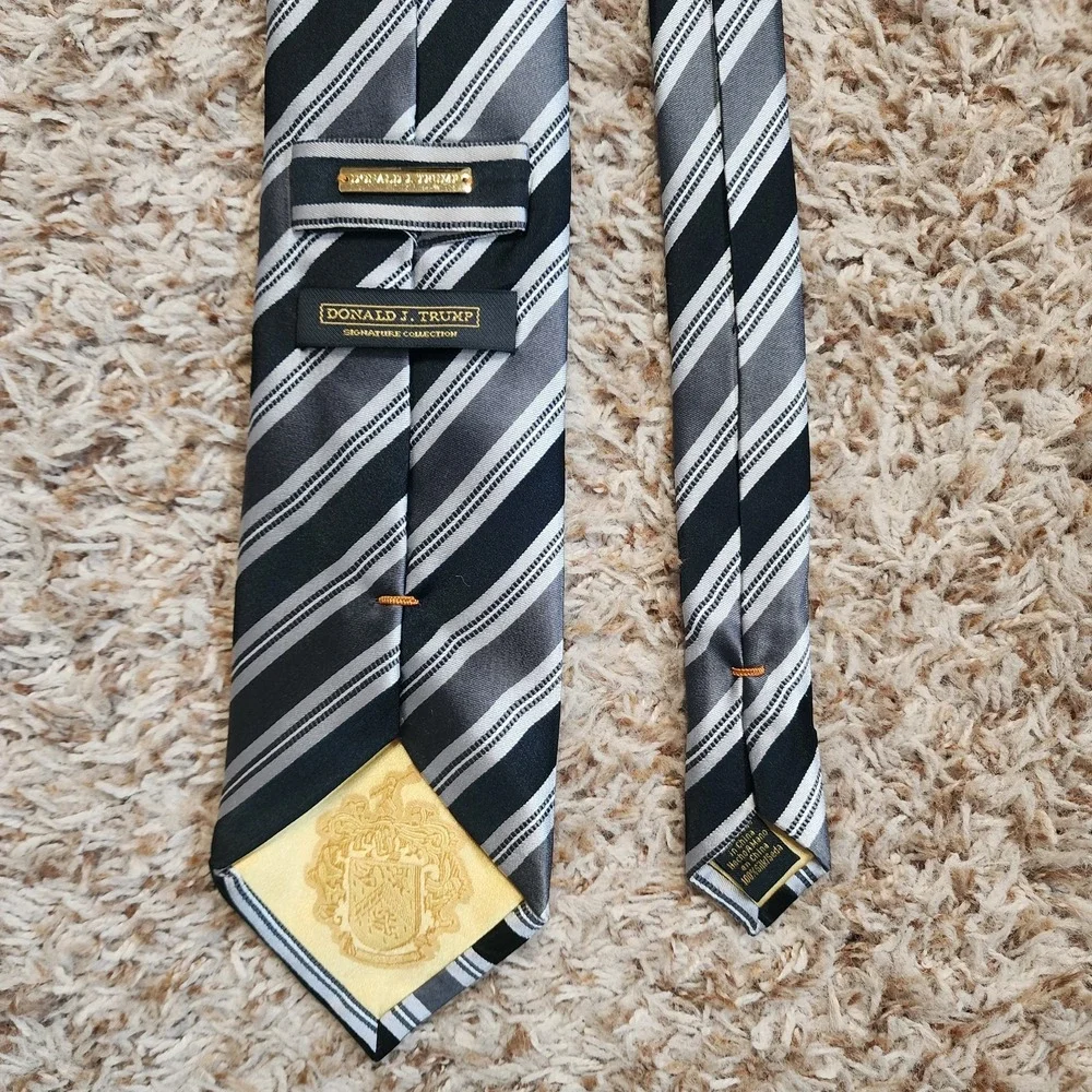 Donald J. Trump Signature Collection Black Gray Striped Men‎ Silk Neck Tie